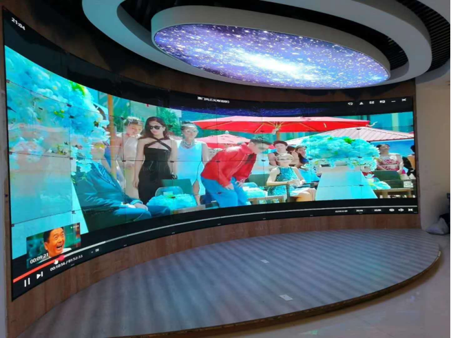 盐城汇宇朗景企业展厅柔性屏应用