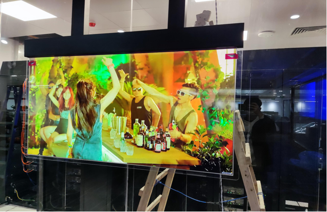 通信公司办公大厅 OLED 透明屏应用