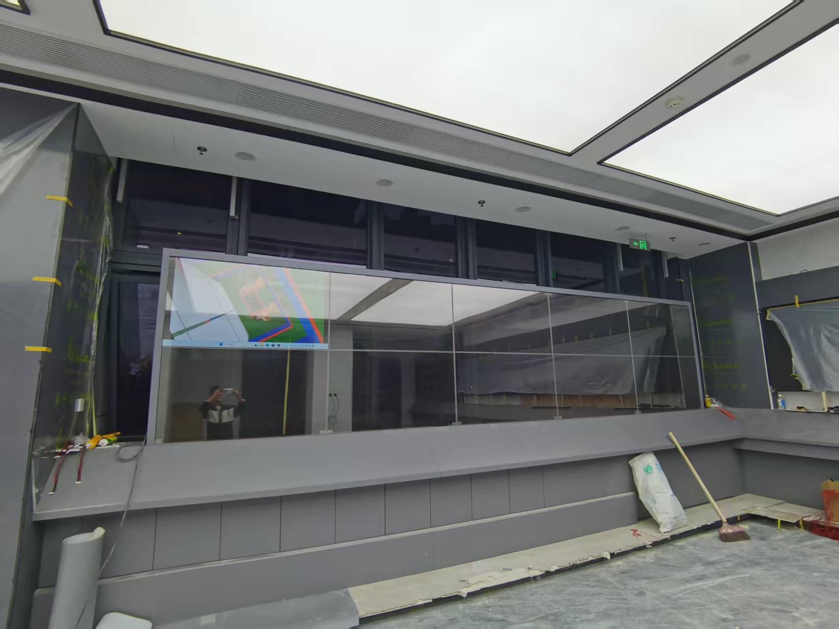 杭州高端商业展厅 | OLED透明屏2x5横拼