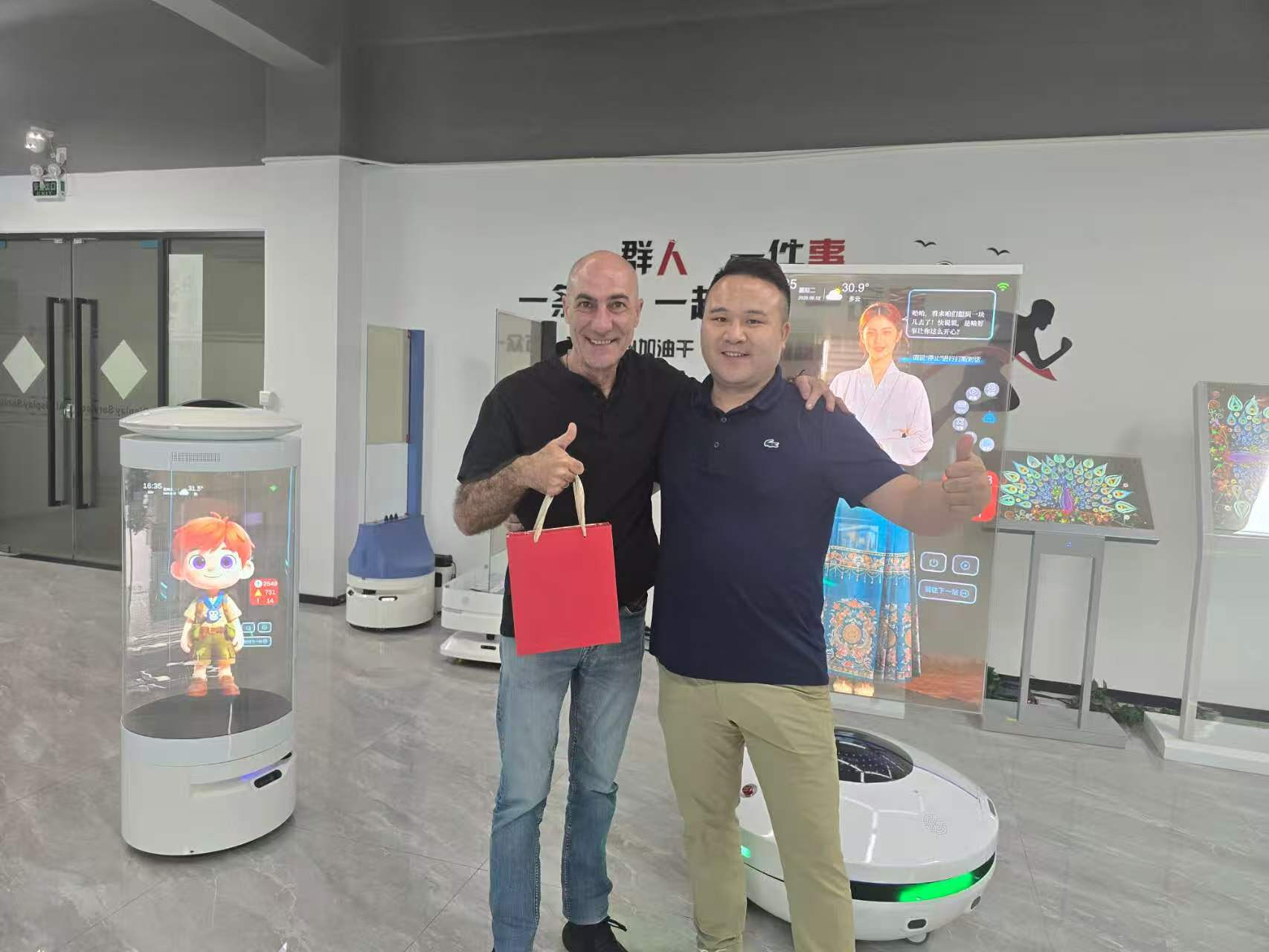 葡萄牙客户亲临实地验品！双面透明翻译器、AI透明数字人获海外认可