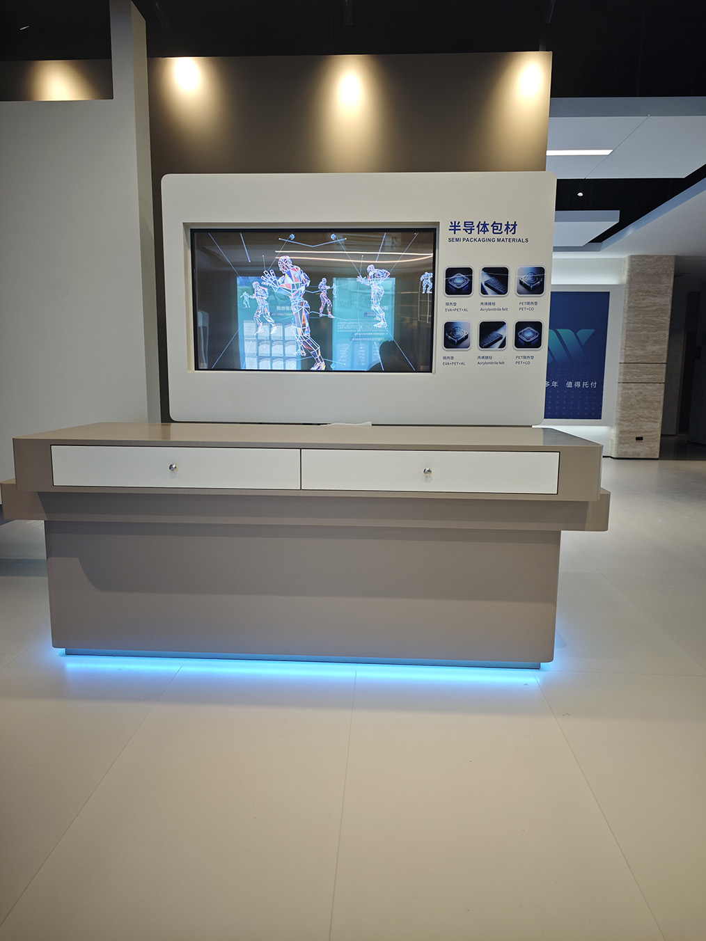 华心光电 × 江苏半导体展厅：OLED 透明屏如何颠覆传统电视墙，让材料展示 “立体化”？