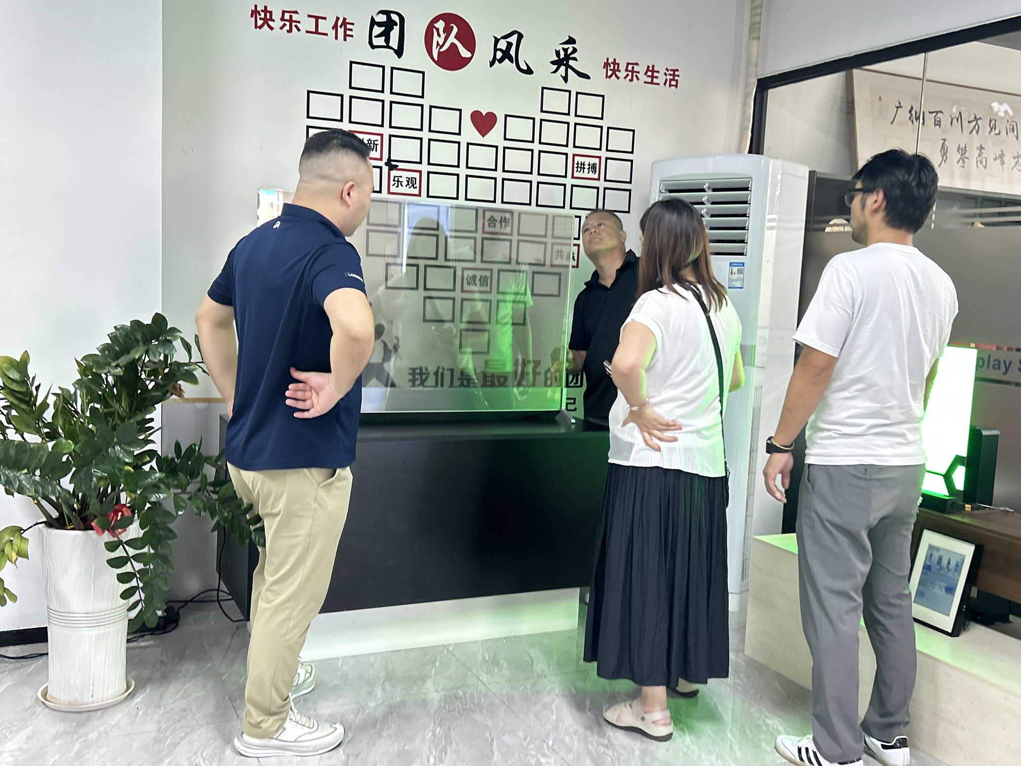 实力见证|日本客户莅临深圳工厂,实地实测点赞OLED双面翻译设备高精度实力