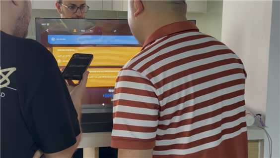 外国友人来华洽谈，全靠这台双面透明翻译器，沟通零壁垒！