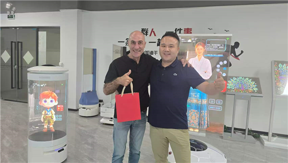 葡萄牙客户亲临实地验品！双面透明翻译器、AI透明数字人获海外认可