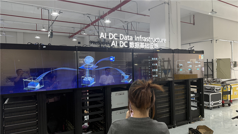 一面通透如玻璃的屏幕，正在重新定义大数据中心的“可见”。
